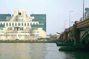 اطلع على أسرار عسكرية.. بريطانيا تحاكم موظفاً في مخابراتها بتهمة التجسس لروسيا