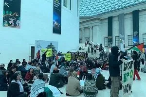 متظاهرون في بريطانيا يطالبون بإيقاف المجزرة الإسرائيلية في غزة