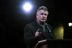 تحقيقات FBI تكشف: الممثل اليك بالدوين اطلق النار باتجاه زميلته في موقع التصوير عام 2021