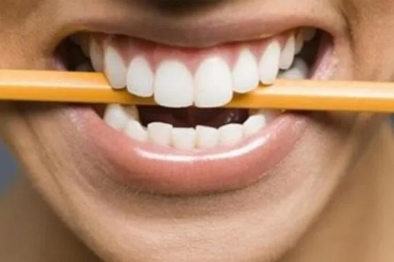 علماء يكشفون سوار هزاز "يوقف" صرير الأسنان أثناء النوم