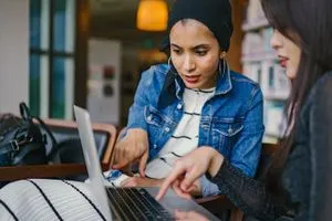 باحثون: أدمغتنا "مبرمجة" لتعلم المزيد من الأشخاص الذين نحبهم