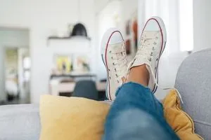 اخصائية توضح فوائد ارتداء الاحذية داخل المنزل