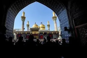 الاسوشيتد برس : شيعة العراق يتوجهون لزيارة الامام الكاظم رغم تدهور الأوضاع الإقليمية
