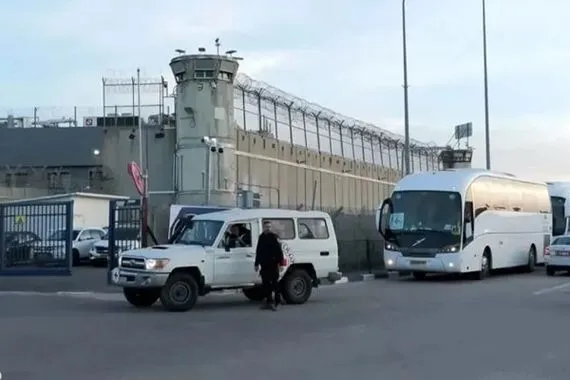 حافلات الأسرى الفلسطينيين تصل رام الله