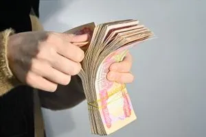 وثيقة تكشف زيف التصريحات.. عجز مالي كبير في تمويل رواتب الموظفين والمتقاعدين والرعاية