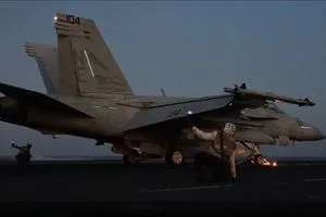 الجيش الأمريكي يعتدي على ميناء ومطار الحديدة بـ 13غارة