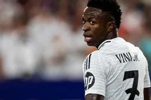 فينيسيوس يرفض عرض ريال مدريد ويريد راتب الدون