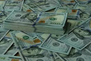 اقتصادي: تراجع الدولار ناتج عن عوامل داخلية ولا علاقة له بالأحداث الخارجية