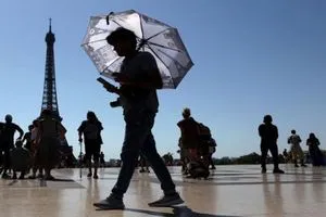 أوروبا قرب الشمس فرنسا تغلق 1350 مدرسة وإيطاليا تقيّد العمل بسبب الحرارة