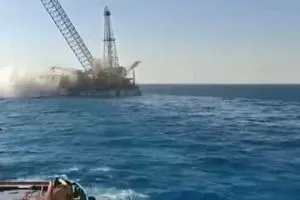 وزارة البترول المصرية انقلاب بارجة في خليج السويس