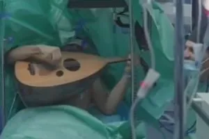 مشهد استثنائي في العراق مطرب يعزف على العود أثناء استئصال ورم دماغي شفق نيوز