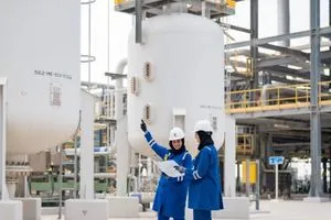 أدنوك للغاز توقع اتفاقية مدتها 10 سنوات مع هندوستان للبترول