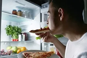 ما خطورة تناول العشاء بوقت متأخر