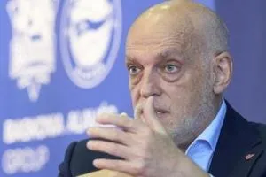 تيباس يرد على الساعين لمقاطعة مباراة فياريال وبرشلونة في ميامي