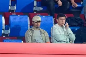 رافينيا يحضر مباراة برشلونة للسيدات أمام البايرن