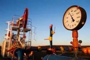 أسعار النفط ترتفع بفعل انحسار مخاوف تخمة المعروض