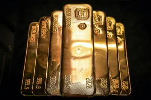 سعر أونصة الذهب يتخطى أربعة آلاف دولار للمرة الأولى في تاريخه