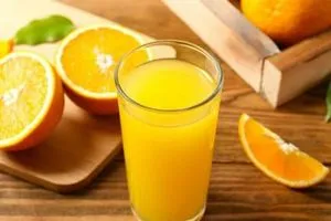 فائدة أم ضرر كوب العصير الصباحي قد يكون خدعة