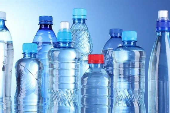 دراسة تربط مياه العبوات البلاستيكية بزيادة خطر السرطان