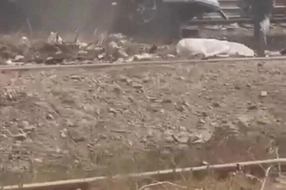 بالفيديو قطار يسحق جكسارة متوقفة