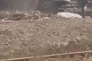 بالفيديو قطار يسحق جكسارة متوقفة
