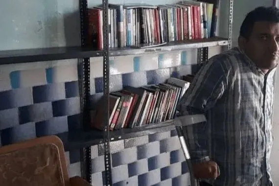 شاب كوردي فيلي إيلامي يؤسس مكتبة شعبية رغم إعاقته ويمنح الأمل لجيل كامل شفق نيوز