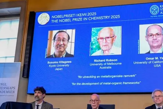 أحدهم من أصل عربي ثلاثة علماء يفوزون بنوبل للكيمياء 2025 شفق نيوز