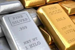 الفضة تلتحق بالذهب وتسجل اعلى مستوياتها