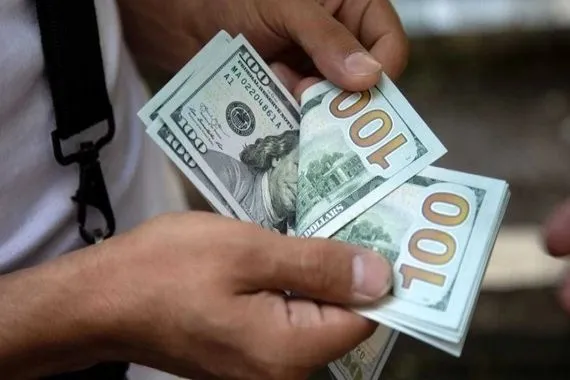 الدينار العراقي يستقر أمام الدولار مع فرق 2000 دينار بين البيع والشراء