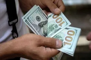 الدينار العراقي يستقر أمام الدولار مع فرق 2000 دينار بين البيع والشراء