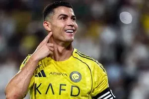رونالدو سيواصل اللعب حتى منتصف الأربعينات من عمره