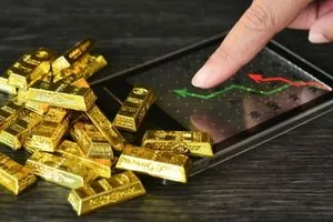 الذهب يتراجع بعد تجاوز 4000 دولار للأونصة لأول مرة في تاريخه