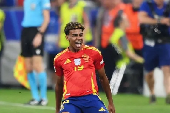صحفي مدريدي يتهم لامين بالتحايل لكي لا يلعب مع إسبانيا