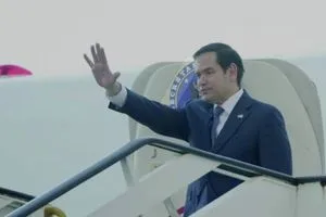 هبوط اضطراري لطائرة وزير الدفاع الأمريكي