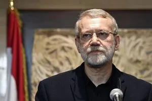 لاريجاني يسلم بوتين رسالة من المرشد الإيراني