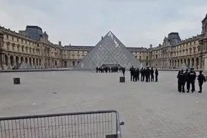 متحف اللوفر يتعرّض لعملية سطو اللصوص سرقوا مجوهرات ولاذوا بالفرار شفق نيوز