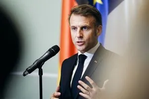 ماكرون يتعهد بإعادة المجوهرات المسروقة من متحف اللوفر