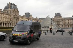 السطو على اللوفر المحققون الفرنسيون يعثرون على خوذة دراجة نارية وقفاز