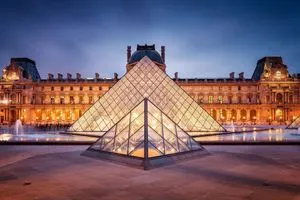 متحف اللوفر يعيد فتح أبوابه بعد عملية السطو