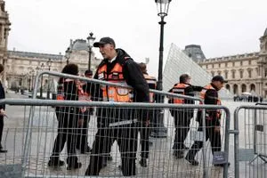 سرقة القرن تهز باريس واللوفر يخبئ مجوهراته في أعماق الأرض