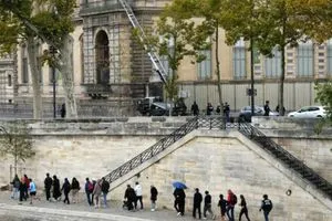 متحف اللوفر ينقل مجوهرات ثمينة إلى بنك فرنسا بعد تعرضه للسرقة