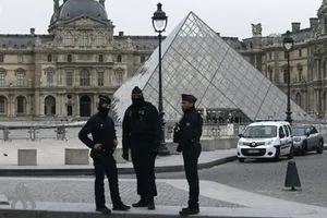 فرنسا اعتقال شخصين على خلفية سرقة مجوهرات من متحف اللوفر وكالة الانباء العراقية واع