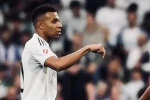 رسم كاريكاتير مبابي يغسل لامين يامال