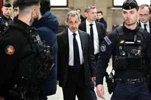 النيابة الفرنسية تطلب إطلاق سراح ساركوزي
