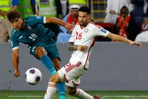 حدث نادر في مباراة العراق والإمارات يتخطى حدود كرة القدم فيديوهات