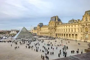 بعد السرقة إجراءات في متحف اللوفر