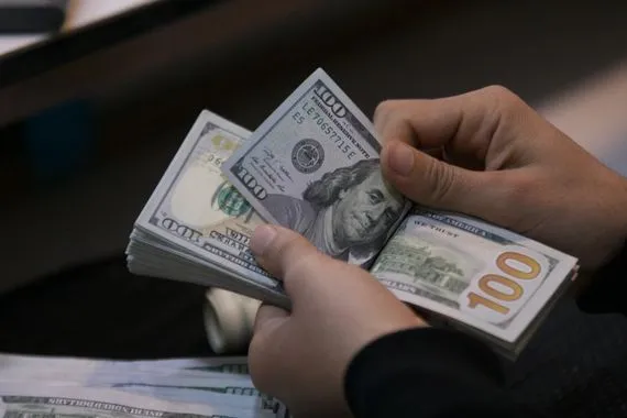 أسعار الصرف 100 دولار بـ143 250 دينار للبيع و141 250 للشراء