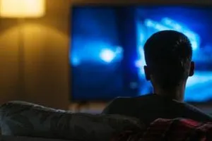 لماذا نشعر بالألم عند مشاهدة الأفلام العنيفة او العاطفية