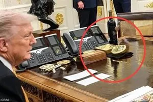 ساعة ذهبية على مكتب ترامب تثير الجدل ما قصتها