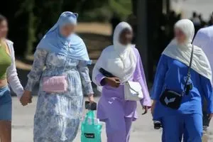 وزير الداخلية الفرنسي يعارض حظر حجاب القاصرات خطوة قد تصم المسلمين شفق نيوز